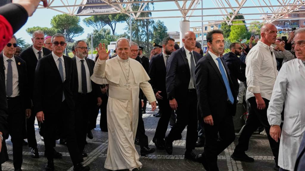 dpatopbilder - Papst Leo XIV. trifft in der Poliklinik «Agostino Gemelli» in Rom ein, wo er sich voraussichtlich einer Operation zur Entfernung eines Lungenknotens unterziehen wird. Foto: Alessandra Tarantino/AP/dpa
