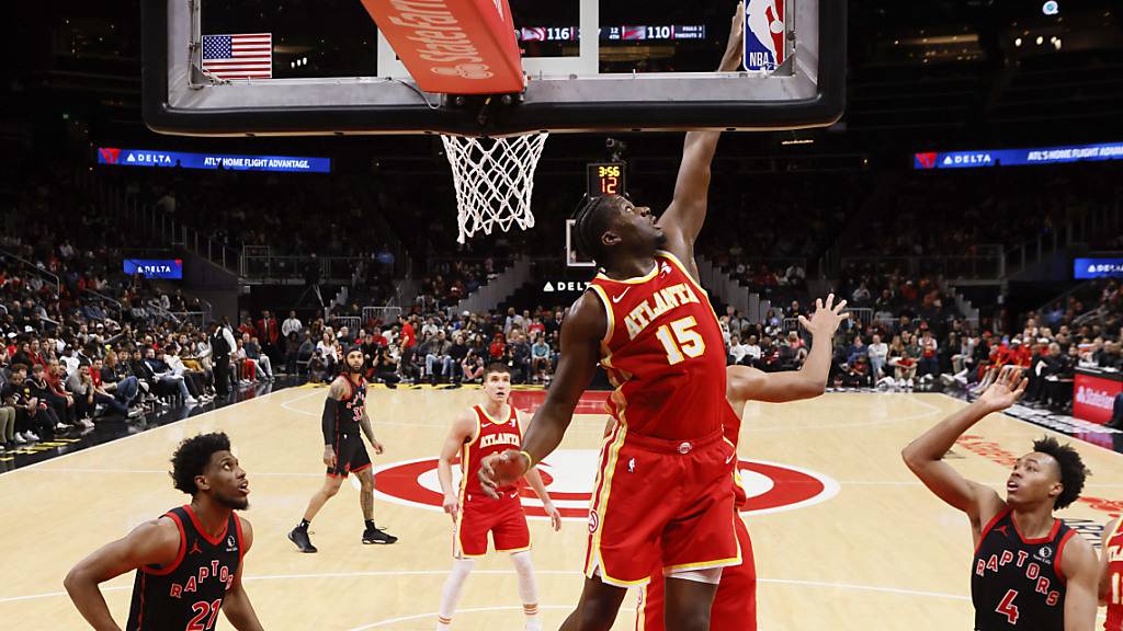 Clint Capela mit dem Block-Versuch gegen die Toronto Raptors
