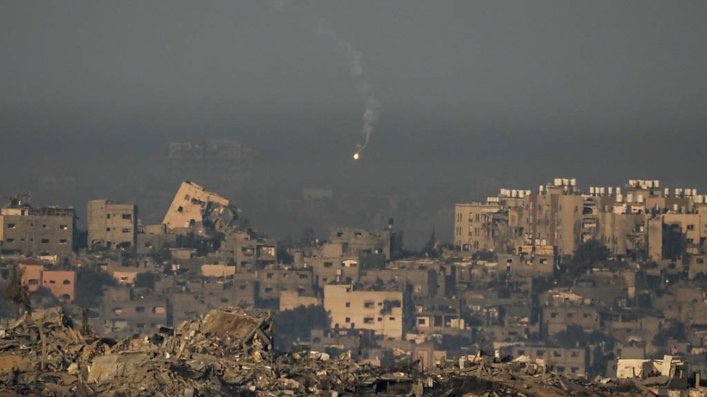 Eine Leuchtrakete der israelischen Armee ist über dem Gazastreifen zu sehen. Die israelische Armee hat ihr Bombardement von Zielen im Gazastreifen fortgesetzt. Foto: Leo Correa/AP