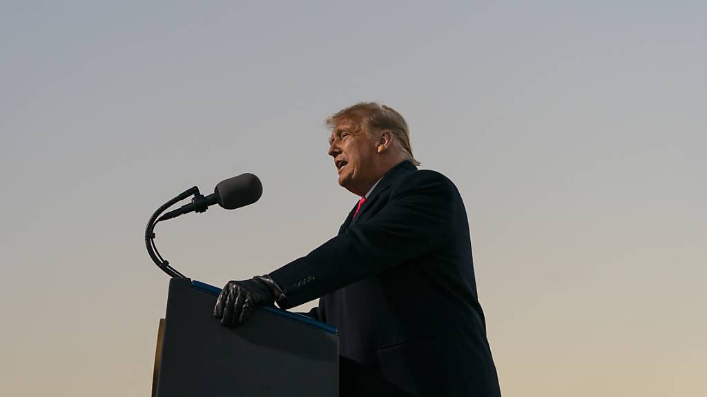 Donald Trump, Präsident der USA, spricht bei einer Wahlkampfkundgebung am internationalen Flughafen Rochester.