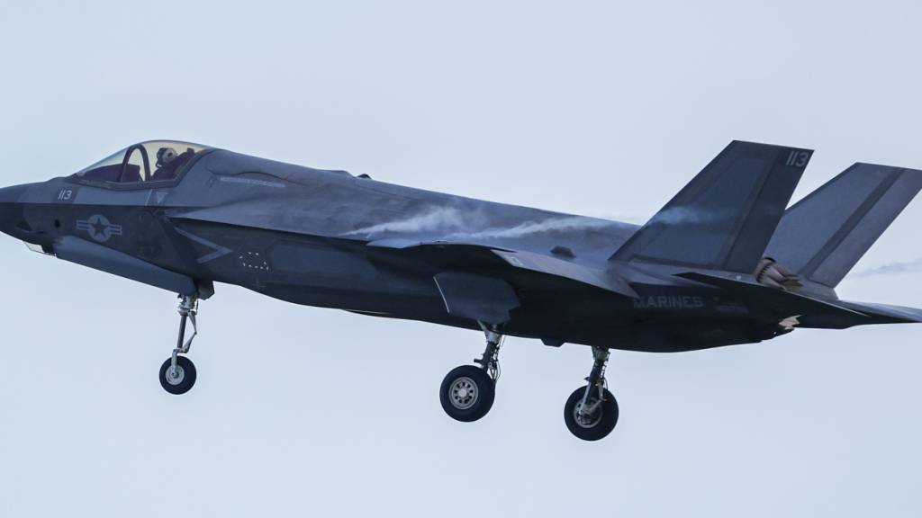 ARCHIV - Ein Kampfflugzeug vom Typ Lockheed Martin F-35B der US-Marines landet auf der Roosevelt Roads Naval Station. Die Verlegung von US-Kampfflugzeugen in das Außengebiet steht im Zusammenhang mit den zunehmenden Spannungen zwischen den Vereinigten Staaten und Venezuela. Foto: Kendall Torres Cortés/dpa