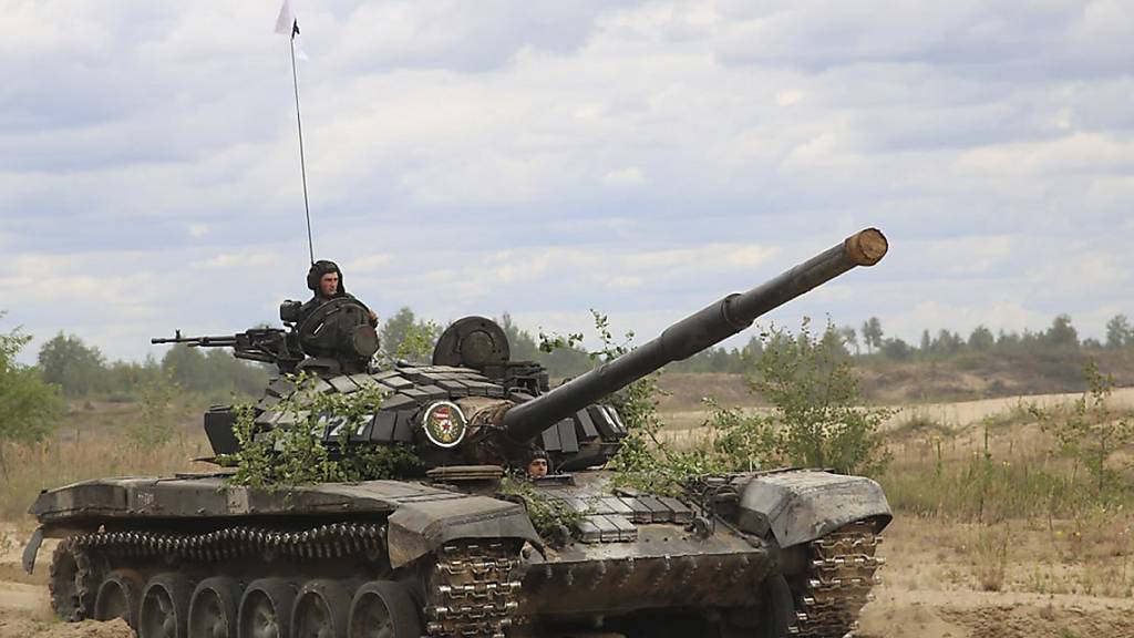 HANDOUT - Auf diesem vom belarussischen Verteidigungsministerium zur Verfügung gestellten Foto nehmen belarussische Soldaten und Söldner des privaten Militärunternehmens Wagner in einem belarussischen Panzer an einem Manöver teil. Foto: Uncredited/Belarus' Defense Ministry/AP/dpa - ACHTUNG: Nur zur redaktionellen Verwendung und nur mit vollständiger Nennung des vorstehenden Credits