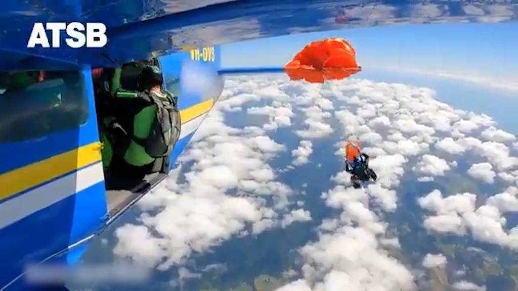 Fallschirmspringer bleibt an Flugzeugheck hängen