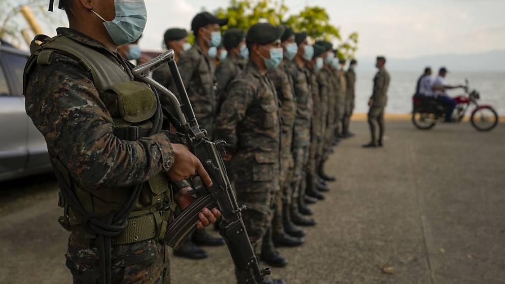 Soldaten erhalten Anweisungen in dem Department Izabal. Guatemalas Präsident Giammattei hat nach gewaltsamen Auseinandersetzungen zwischen Demonstranten und Polizei wegen eines Minenprojekts den Ausnahmezustand im Nordosten des mittelamerikanischen Landes ausgerufen. Foto: Moises Castillo/AP/dpa