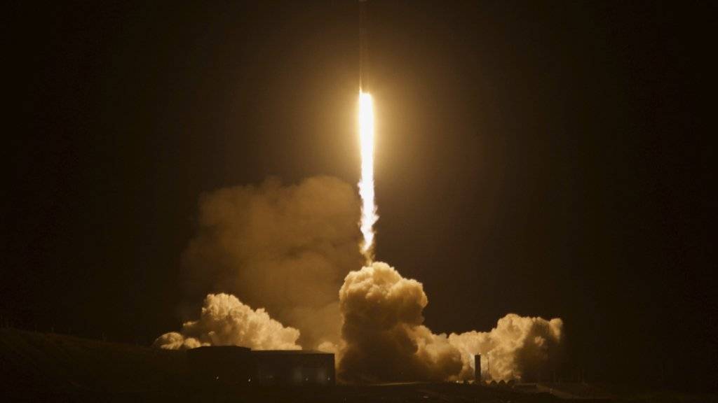 Eine SpaceX-Rakete startet von der Vandenberg-Luftwaffenbasis in Kalifornien. In einem Gewächshaus an Bord eines am Montag losgeflogenen Satelliten des Deutschen Zentrums für Luft- und Raumfahrt sollen Tomaten wachsen. (Foto: Matt Hartman via AP)