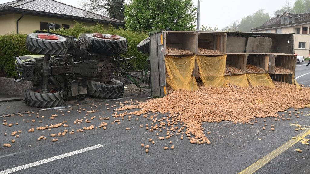 Beim Unfall verteilten sich Kartoffeln auf der Fahrbahn.