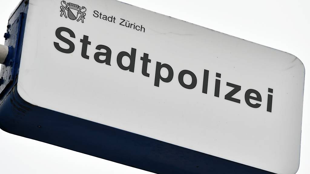 Die Stadtpolizei Zürich hat am Sonntag einen toten Mann im Bachwiesen-Zentrum gefunden. Sie geht von einem Tötungsdelikt aus. (Archivbild)