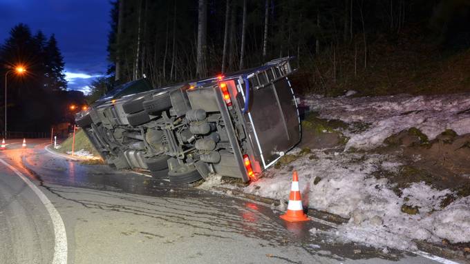 Lastwagen kippt in Kurve zur Seite