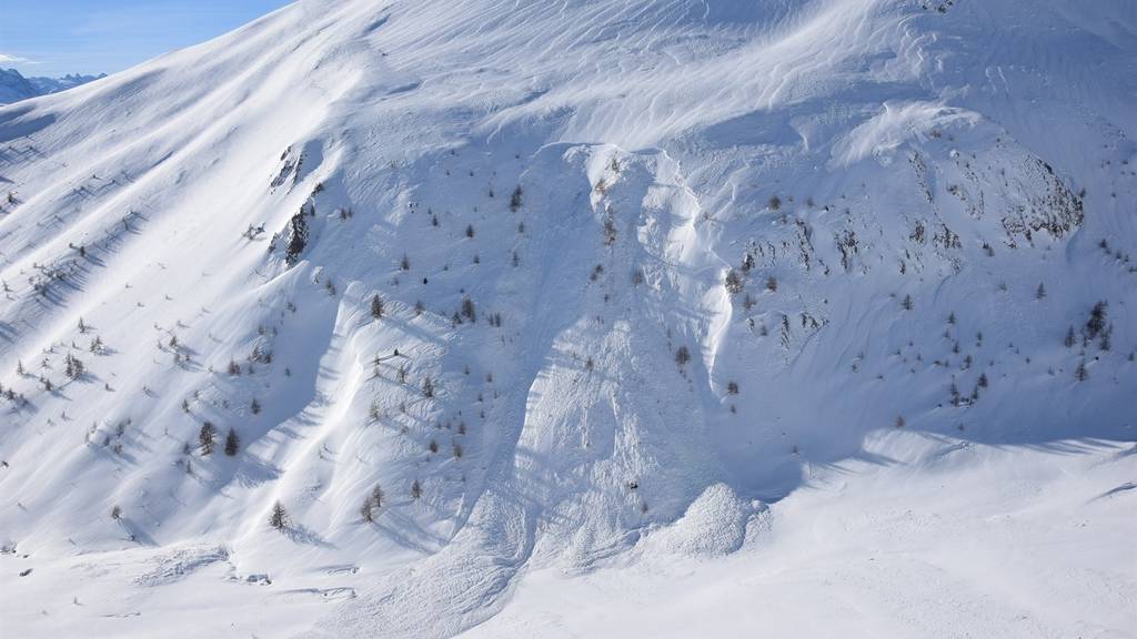 Der 21-Jährige konnte nach 12 Minuten aus den Schneemassen befreit werden. (Symbolbild)