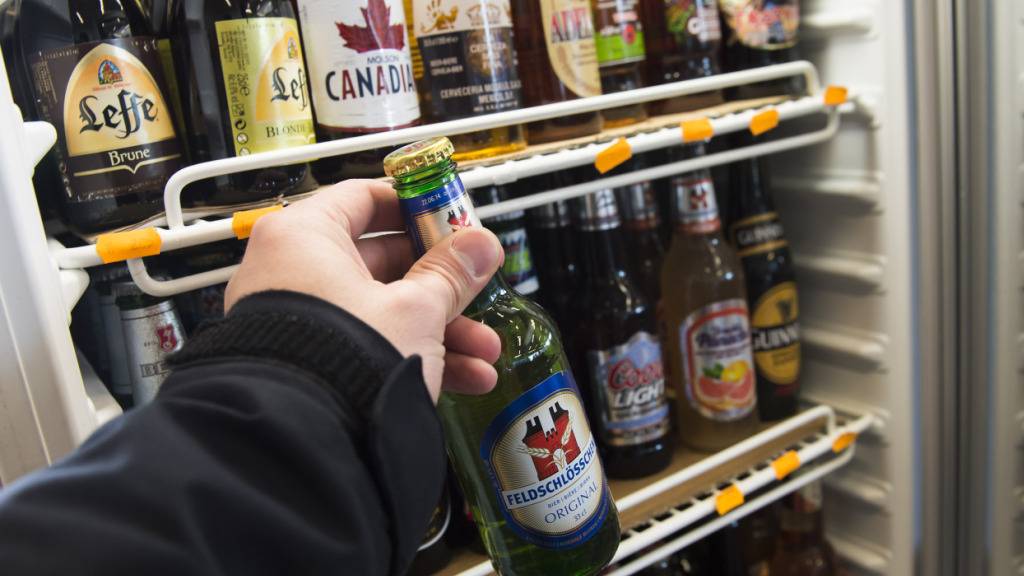 Viele Verkaufsstellen im Kanton Luzern überprüfen das Alter von jungen Alkoholkäufern nur ungenügend. (Symbobild)