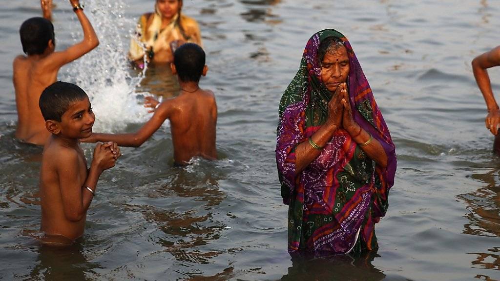 Der Ganges als spiritueller Ort und auch erfrischender Platz zum Spielen