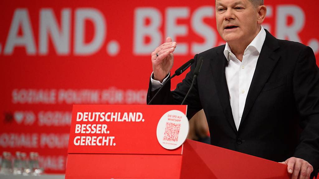 Bundeskanzler Olaf Scholz (SPD) spricht beim ordentlichen Bundesparteitag der SPD auf dem Berliner Messegelände. Foto: Bernd von Jutrczenka/dpa