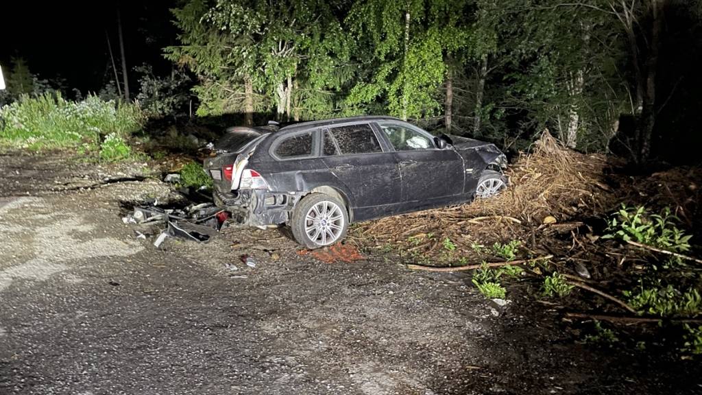 Gesundheitlich glimpflich ausgegangen ist für einen 25-Jährigen ein spektakulärer nächtlicher Autounfall im bündnerischen Scuol. Weniger gut erging es dessen Fahrzeug.