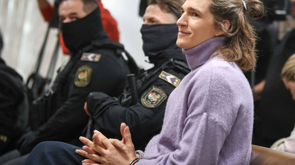 Maja T., eine deutsche antifaschistische Aktivistin, die beschuldigt wird, im Februar 2023 in Budapest Neonazis angegriffen und verletzt zu haben, nimmt an einer Berufungsverhandlung vor dem Regionalgericht in der ungarischen Hauptstadt teil. Foto: Pavel Bogolepov/AP/dpa