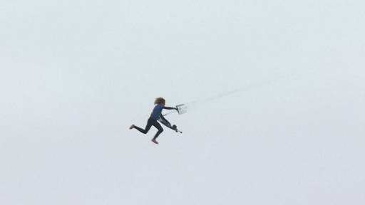 Kitesurfer führen spektakuläre Stunts in 20 Meter Höhe vor