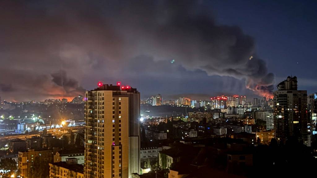 Rauch steigt nach einem russischen Angriff über Kiew auf. Foto: Yehor Konovalov/AP/dpa