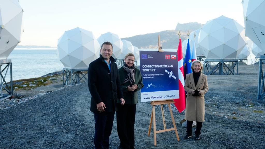Die dänische Ministerpräsidentin Mette Frederiksen (M), die Präsidentin der Europäischen Kommission Ursula von der Leyen (r) und der grönländische Regierungschef Jens-Frederik Nielsen besuchen das Unternehmen Eutelsat Oneweb in Nuuk, Grönland. Foto: Mads Claus Rasmussen/Ritzau Scanpix Foto/AP/dpa