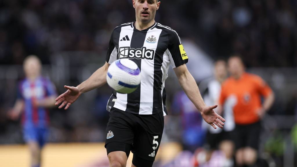 Steht mit Newcastle United am zweiten Weihnachtstag im Einsatz: Newcastles Schweizer Verteidiger Fabian Schär