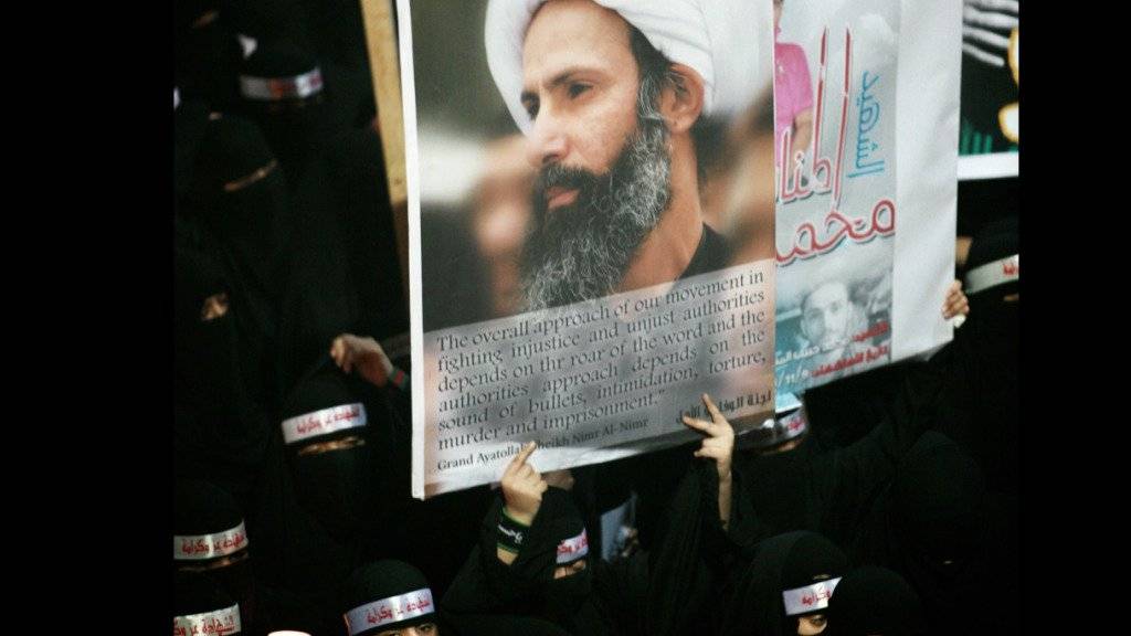 Zum Tode verurteilt: Regierungsgegner in Saudi-Arabien zeigen das Bild des Geistlichen Scheich Nimr al-Nimr. (Archiv)