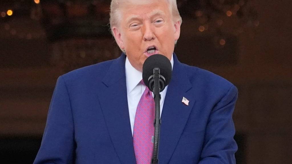 US-Präsident Donald Trump spricht während des Kongress-Picknicks auf dem South Lawn des Weißen Hauses. Foto: Alex Brandon/AP/dpa