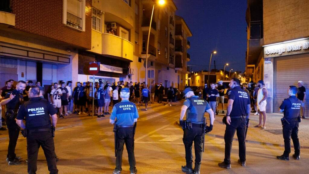 Lokale Polizisten und Beamte der Guardia Civil w‰hrend der Unruhen in Torre Pacheco, Murcia (Spanien). Nach Ausschreitungen in Torre Pacheco mit f ̧nf Verletzten und einer Festnahme soll die Polizeipr‰senz f ̧r die kommenden Tage deutlich verst‰rkt werden. Foto: MartÌn C./EUROPA PRESS/dpa