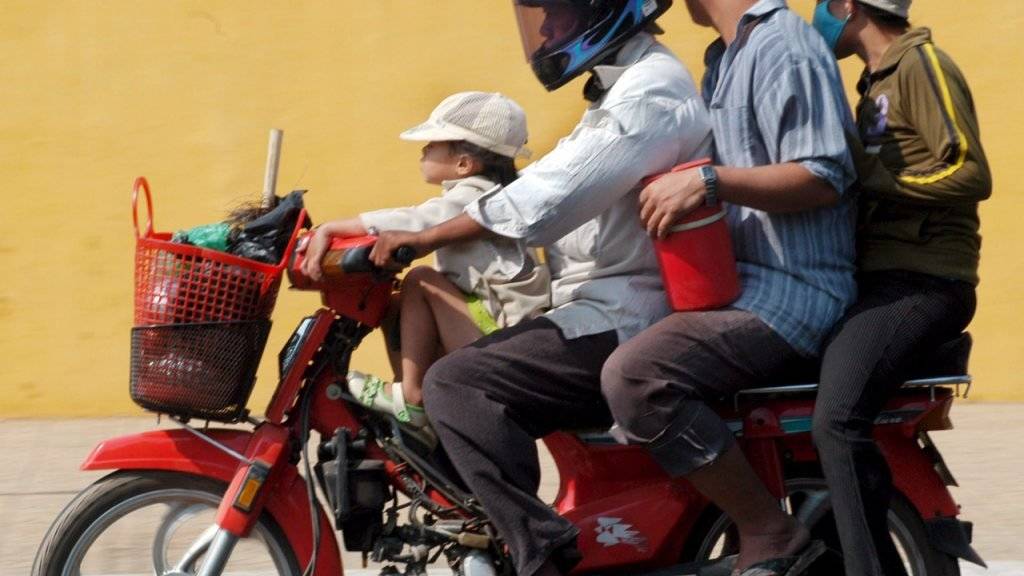 Wenn die Sicherheit keine Rolle spielt: Auf Motorrädern und Mopeds finden eine Handvoll Passagiere Platz. (Symbolbild)