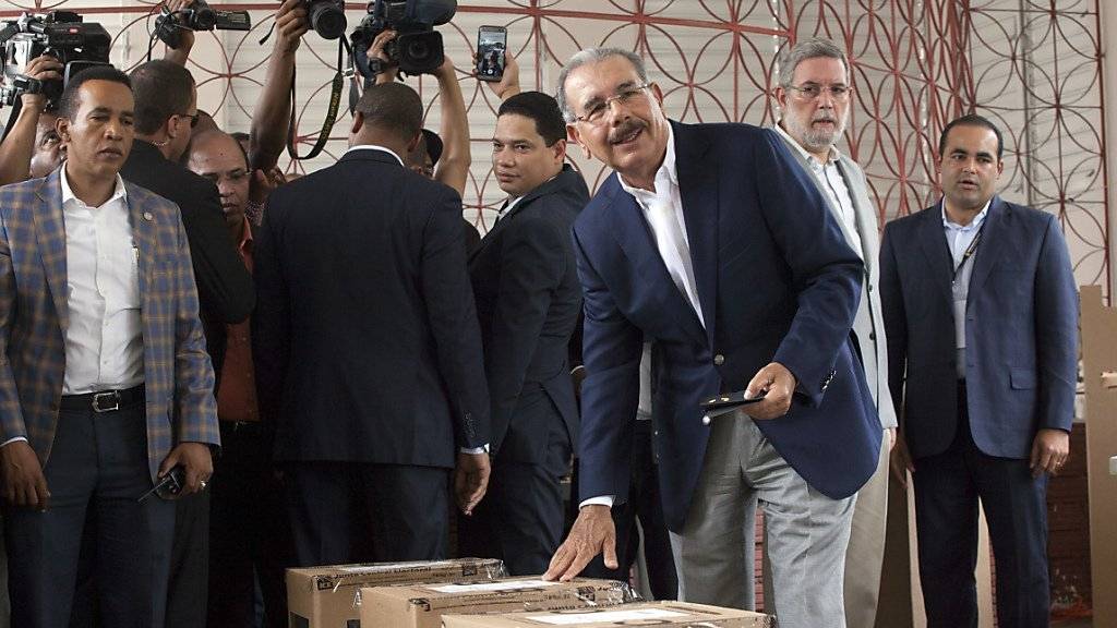 Präsident Danilo Medina gibt in der Dominikanischen Republik seine Stimme ab. Er gilt bei den Wahlen als Favorit.