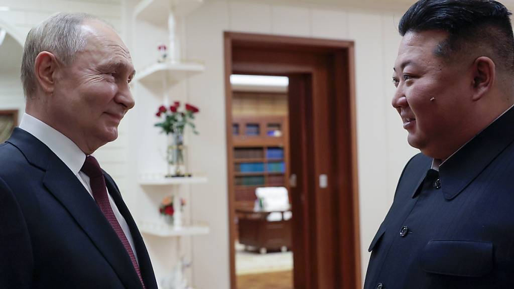 Der russische Präsident Wladimir Putin (l) und Nordkoreas Machthaber Kim Jong Un treffen sich in Pjöngjang. Foto: Gavriil Grigorov/Sputnik Kremlin Pool/AP/dpa - ACHTUNG: Nur zur redaktionellen Verwendung und nur mit vollständiger Nennung des vorstehenden Credits