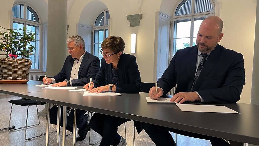 Knut Siercks, Leiter des Departements Technik der Fachhochschule Ost, Regierungsrätin Monika Knill und Rektor Daniel Seelhofer unterzeichneten die Leistungsvereinbarung.