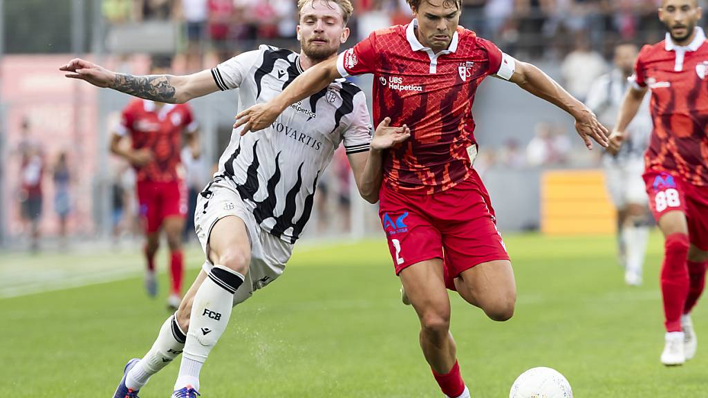 Basels Bradley Fink und Sion-Captain Joël Schmied im Zweikampf