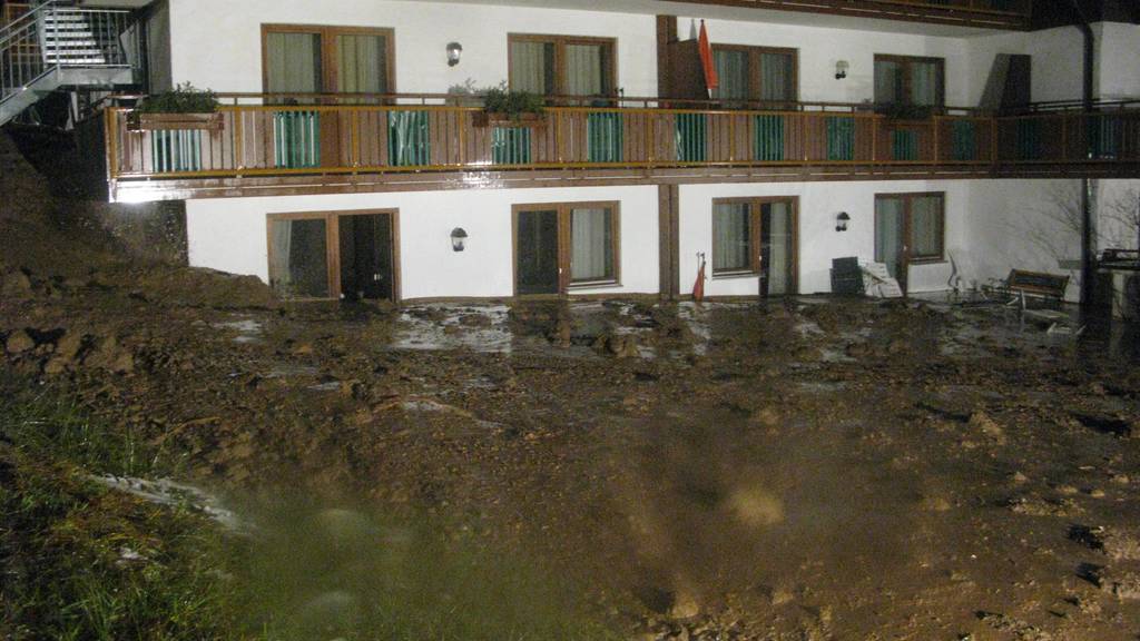 Das Hotel im Kleinwalsertal wurde von Schlamm und Erdreich überrascht. (Bild: pd)