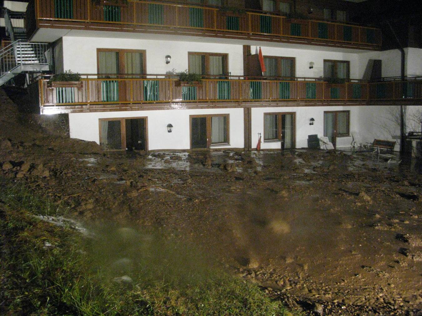 Das Hotel im Kleinwalsertal wurde von Schlamm und Erdreich überrascht. (Bild: pd)