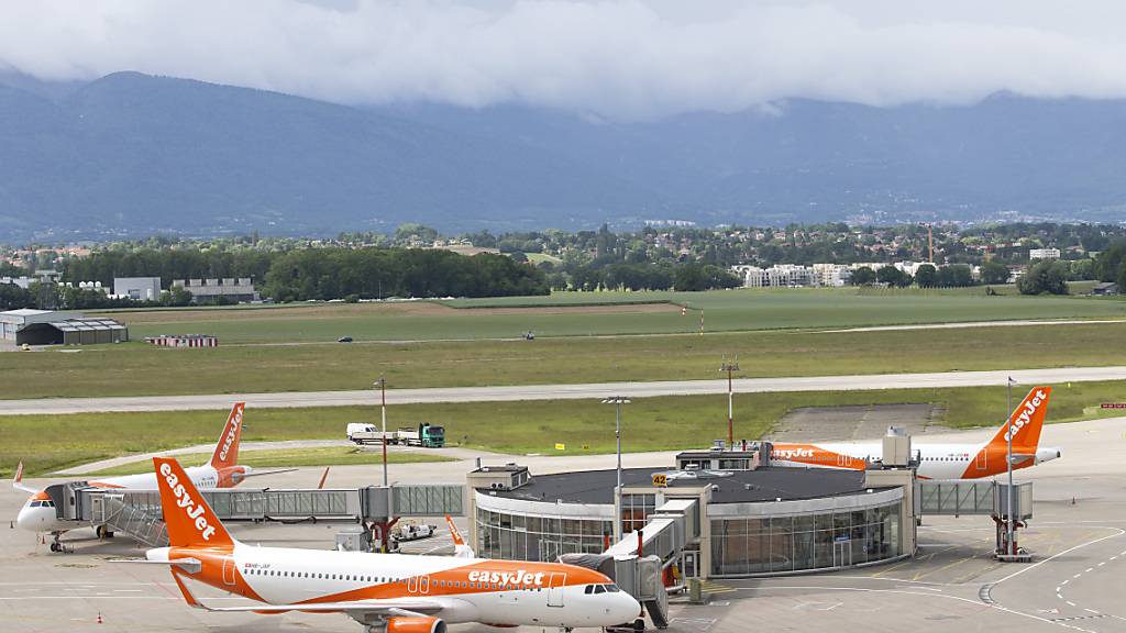 Die Billig-Airline Easyjet muss diesen Sommer zahlreiche Flüge streichen, vor allem ab dem Londoner Flughafen Gatwick. Die meisten davon betroffenen Passagiere seien aber auf andere Flüge umgebucht worden, hiess es.(Symbolbild)