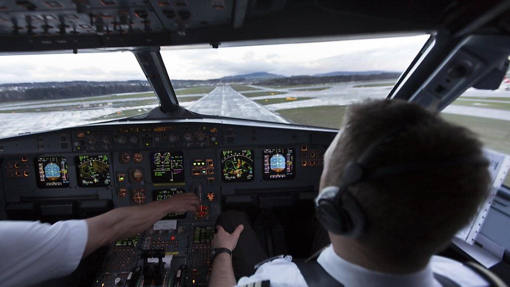 Weniger Lohn für die Arbeit im Cockpit: Gerettete Air-Berlin-Piloten erhalten bei der Lufthansa-Tochter Eurowings wohl deutlich weniger Lohn. (Symbolbild)