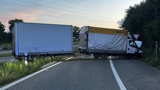 Lieferwagenfahrer verliert Kontrolle auf A1 und prallt in Leitplanke