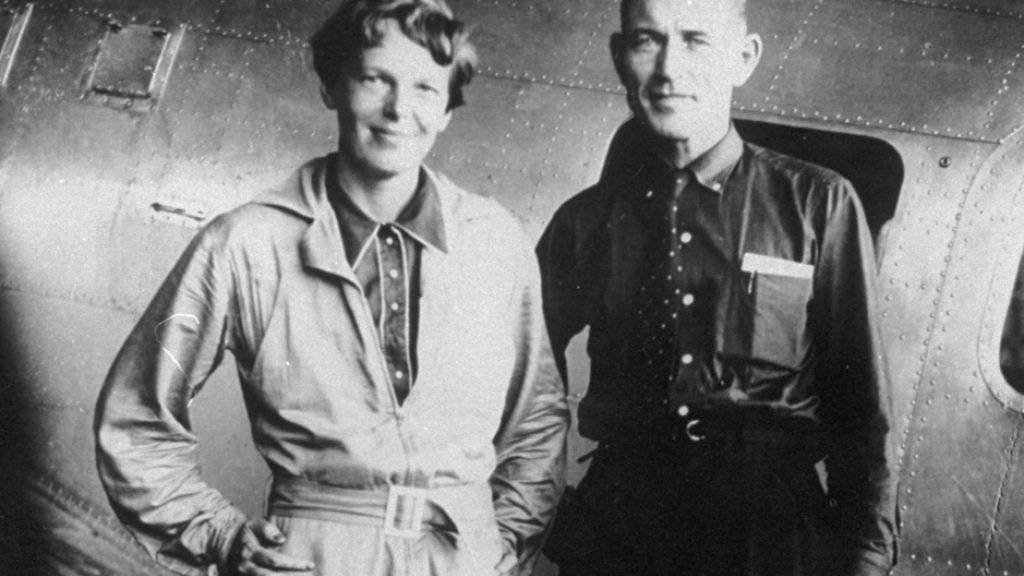 Amelia Earhart mit ihrem Navigator Fred Noonan vor der Lockheed Electra, mit der sie die Erde am Äquator umrunden wollten. Earhart verschwand 1937 bei diesem Versuch (Archivbild)