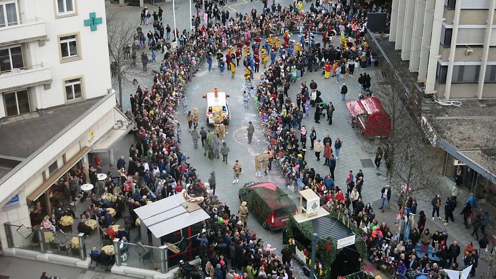 Rund 30'000 Personen säumen den Fasnachtsumzug in Chur.