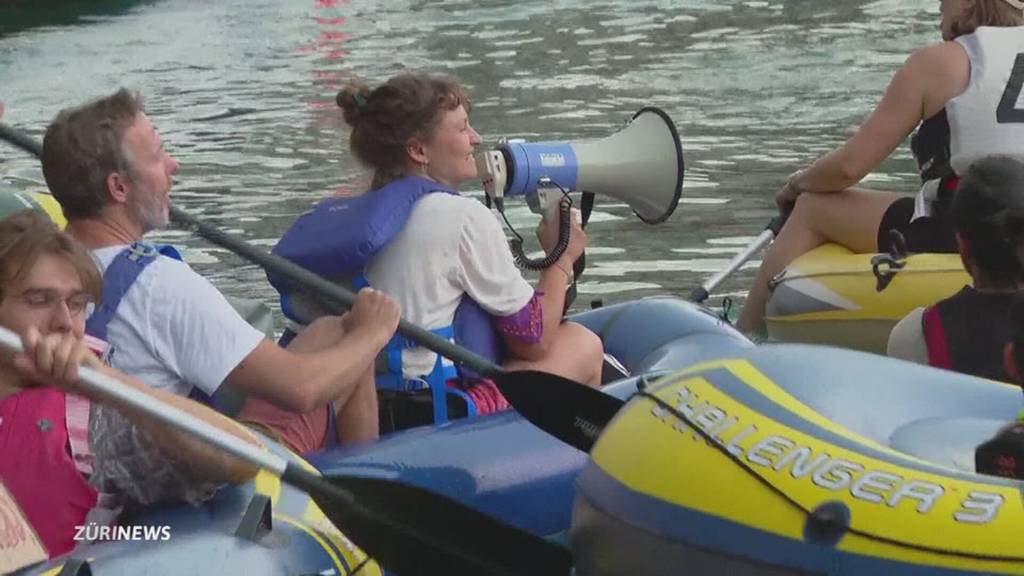 Klima-Demo mit Gummibooten auf der Limmat