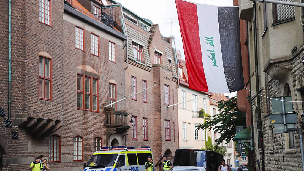 Polizisten treffen Vorbereitung für eine Demonstration vor der irakischen Botschaft, bei der mutmaßliche ein Koran und eine irakische Flagge verbrannt werden soll. Foto: Caisa Rasmussen/TT/TT NEWS AGENCY/AP/dpa