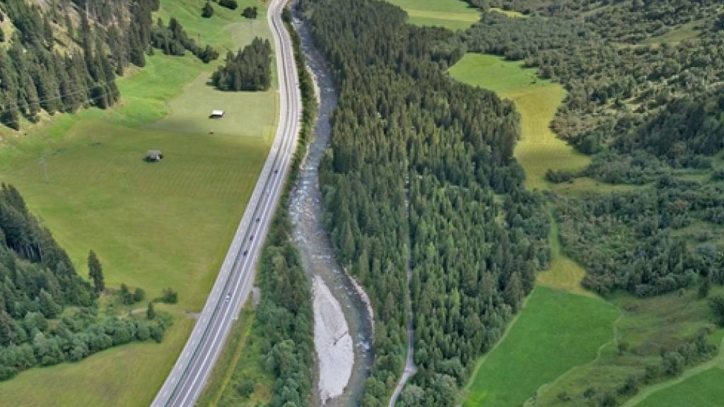 So sieht das Gebiet in der Gemeinde Rheinwald aktuell aus. Der Göriwald ist heute aufgrund der eingetieften Sohle vollständig vom Hinterrhein abgeschnitten.