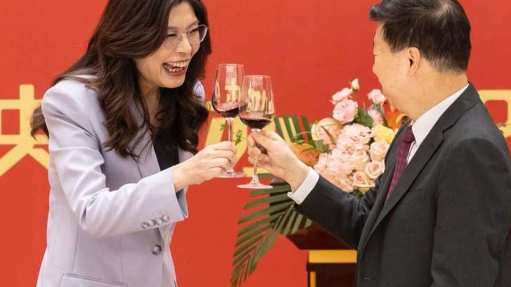 HANDOUT - Auf diesem von der Kuomintang veröffentlichten Foto stößt Cheng Li-wun (l), Parteichefin der taiwanischen Oppositionspartei Kuomintang (KMT), mit Chinas Direktor des Büros für Taiwan-Angelegenheiten Song Tao während eines Gala-Dinners an. Foto: Uncredited/Kuomintang/AP/dpa - ACHTUNG: Nur zur redaktionellen Verwendung im Zusammenhang mit der aktuellen Berichterstattung bis maximal 21.04.2026 und nur mit vollständiger Nennung des vorstehenden Credits