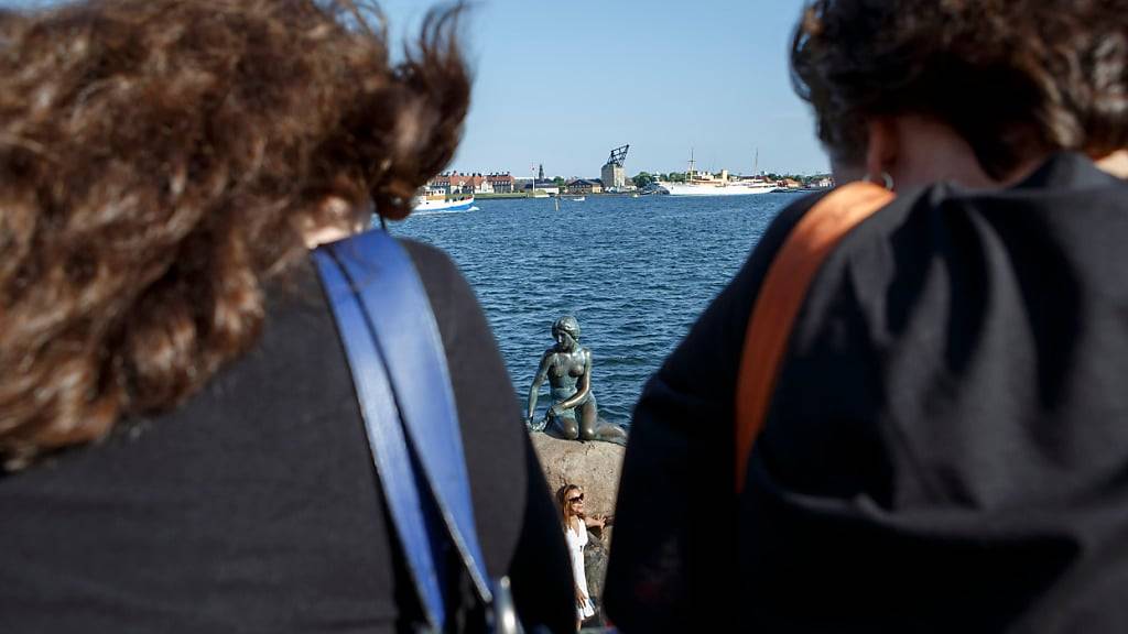 Die Kleine Meerjungfrau ist in Kopenhagen bei Touristinnen und Touristen beliebt. Die Stadt will nun auch die Beliebtheit von klimafreundlichem Verhalten ankurbeln. (Archivbild)