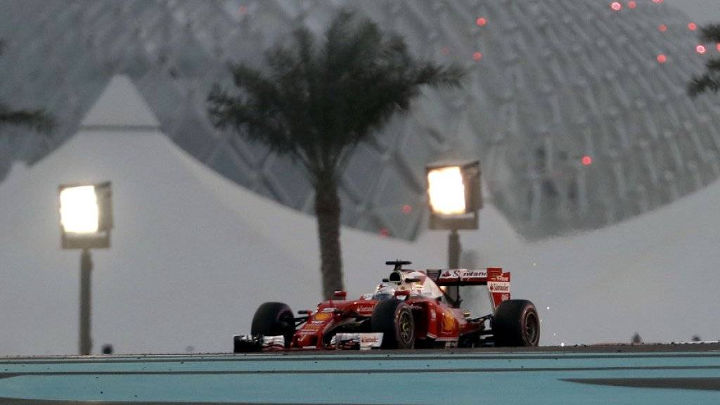 Sebastian Vettel fährt auf dem Wüstenkurs Yas Marina in Abu Dhabi im Ferrari die Bestzeit im dritten Training