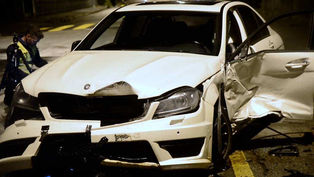 Mögliches Raserdelikt: 22-Jähriger verliert Kontrolle über 500-PS-Mercedes