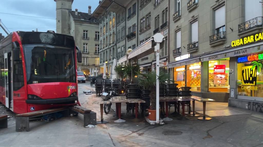 Entgleistes Tram vor Cuba Bar in Bern