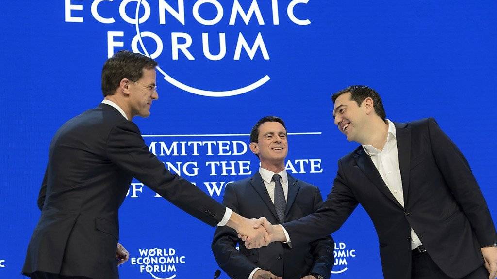 Freundliches, aber distanziertes Händeschütteln zwischen dem niederländischen Premierminister Mark Rutte (links) und dem griechischen Premier Alexis Tsipras (rechts). Im Hintergrund: der französische Premierminister Manuel Valls.