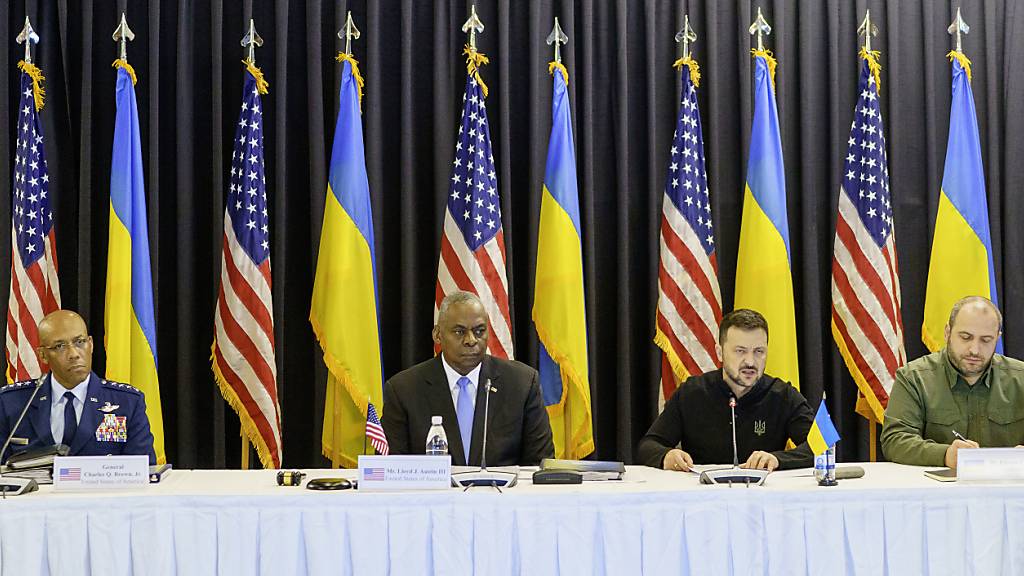 Charles Q. Brown Jr. (l-r), Generalstabschef der Streitkräfte der USA, Lloyd Austin, Verteidigungsminister der USA, Wolodymyr Selenskyj, Präsident der Ukraine, und Rustem Umerov, Verteidigungsminister der Ukraine, nehmen am Treffen der Ukraine-Kontaktgruppe auf der US Air Base Ramstein teil. Foto: Andreas Arnold/dpa