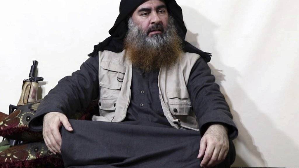 In dem Video sitzt al-Bagdadi mit gekreuzten Beinen auf einem Kissen vor einer Waffe und spricht zu mehreren Anhängern der Terrormiliz. Darin erklärt er unter anderem, der Kampf gegen die «Kreuzfahrer» werde lange dauern.