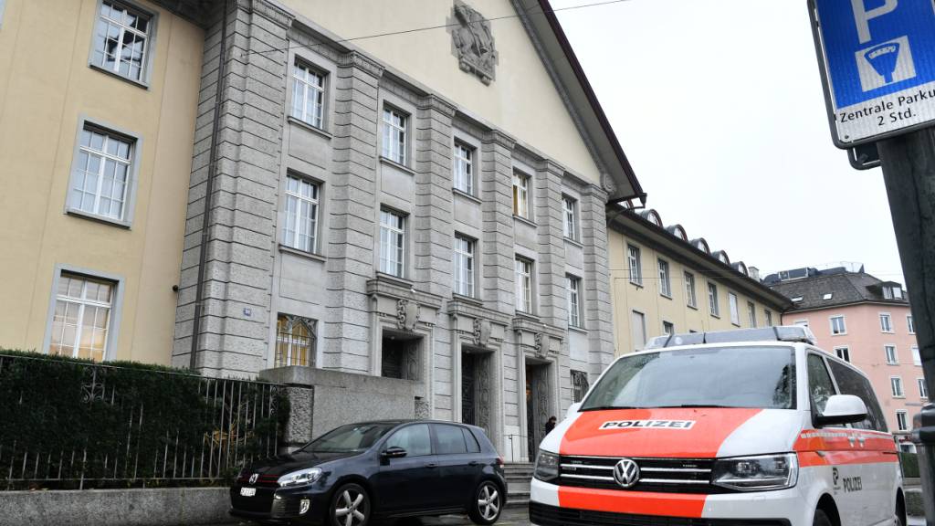 Ein 44-jähriger Uber-Fahrer muss sich wegen sexueller Übergriffe vor dem Bezirksgericht Zürich verantworten. Er bestreitet die Vorwürfe. (Symbolbild)