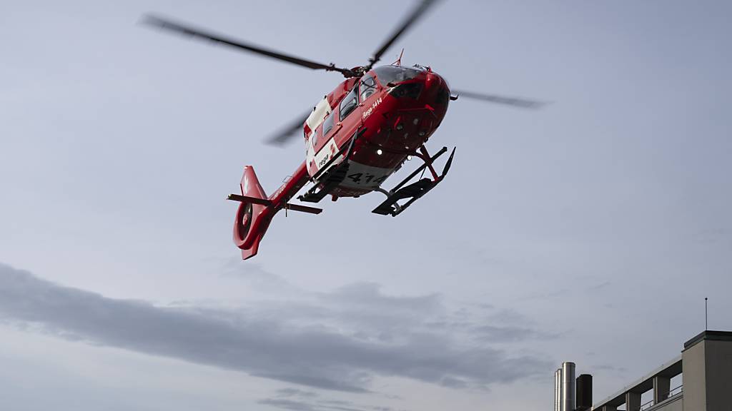 Über die Hälfte der Einsätze flogen die Rega-Crews für verunfallte Wintersportlerinnen und -sportler. (Archivbild)